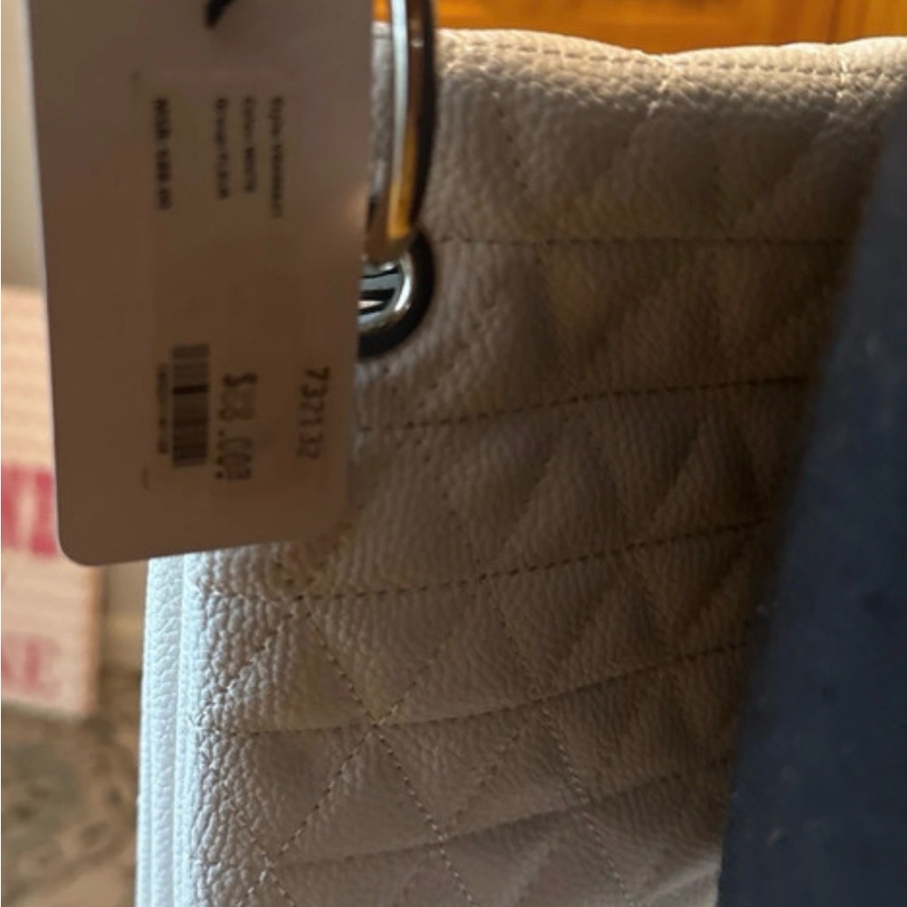 Guess Textured Shoulder Bag - Picture 6 of 11